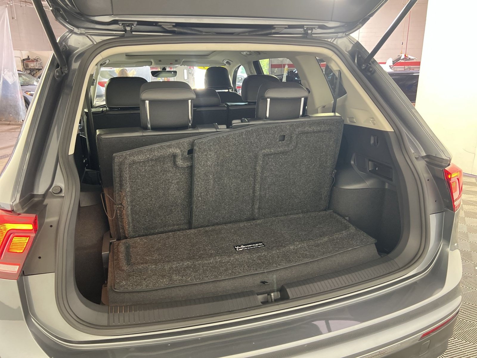 Used 2021 Volkswagen Tiguan SE w/ Panoramic Sunroof Package AWD/4WD image 27