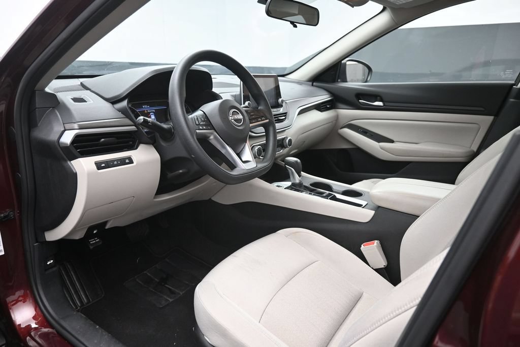 Used 2025 Nissan Altima 2.5 SV FWD image 19