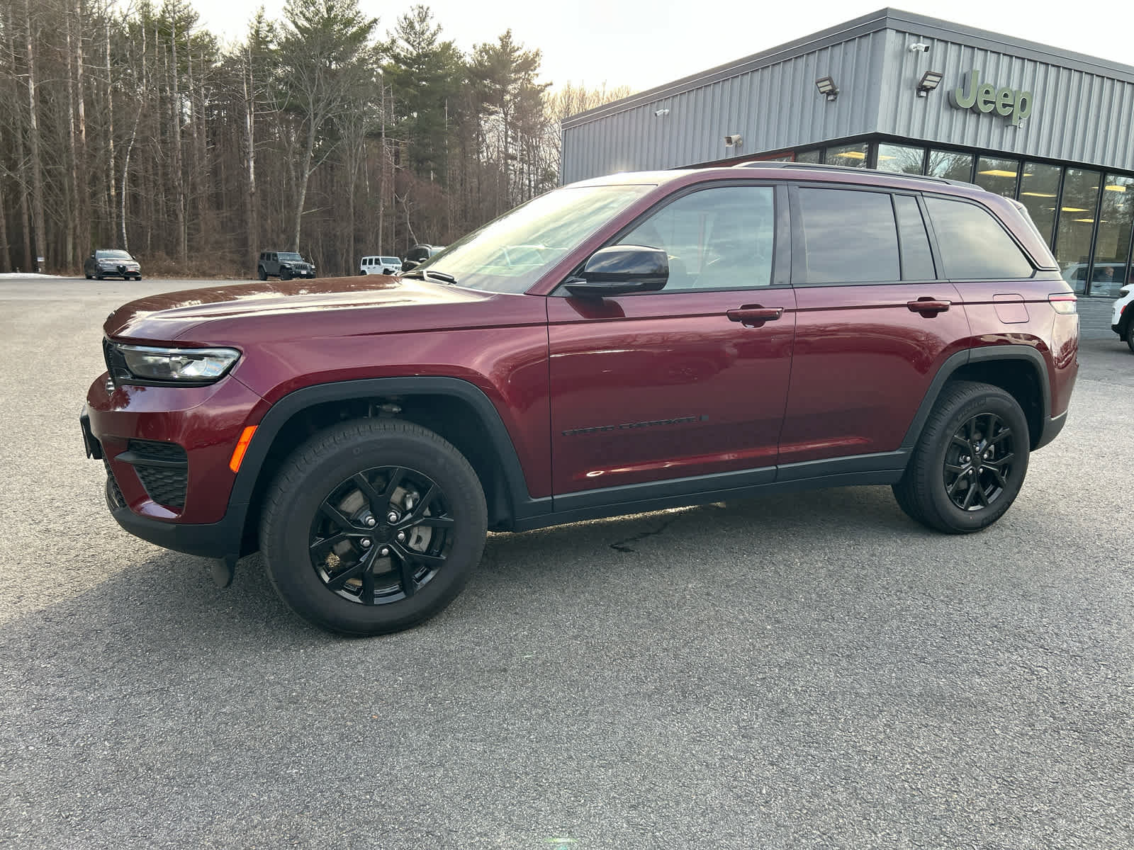Used 2025 Jeep Grand Cherokee 4WD image 8
