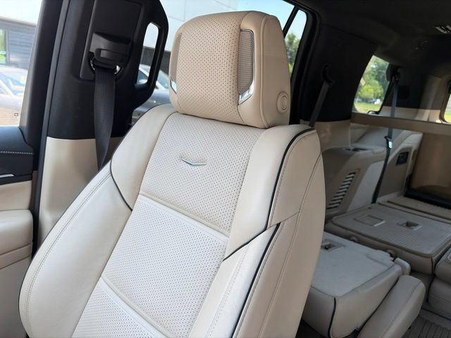 Used 2023 Cadillac Escalade Premium Luxury w/ Performance Package AWD/4WD image 13