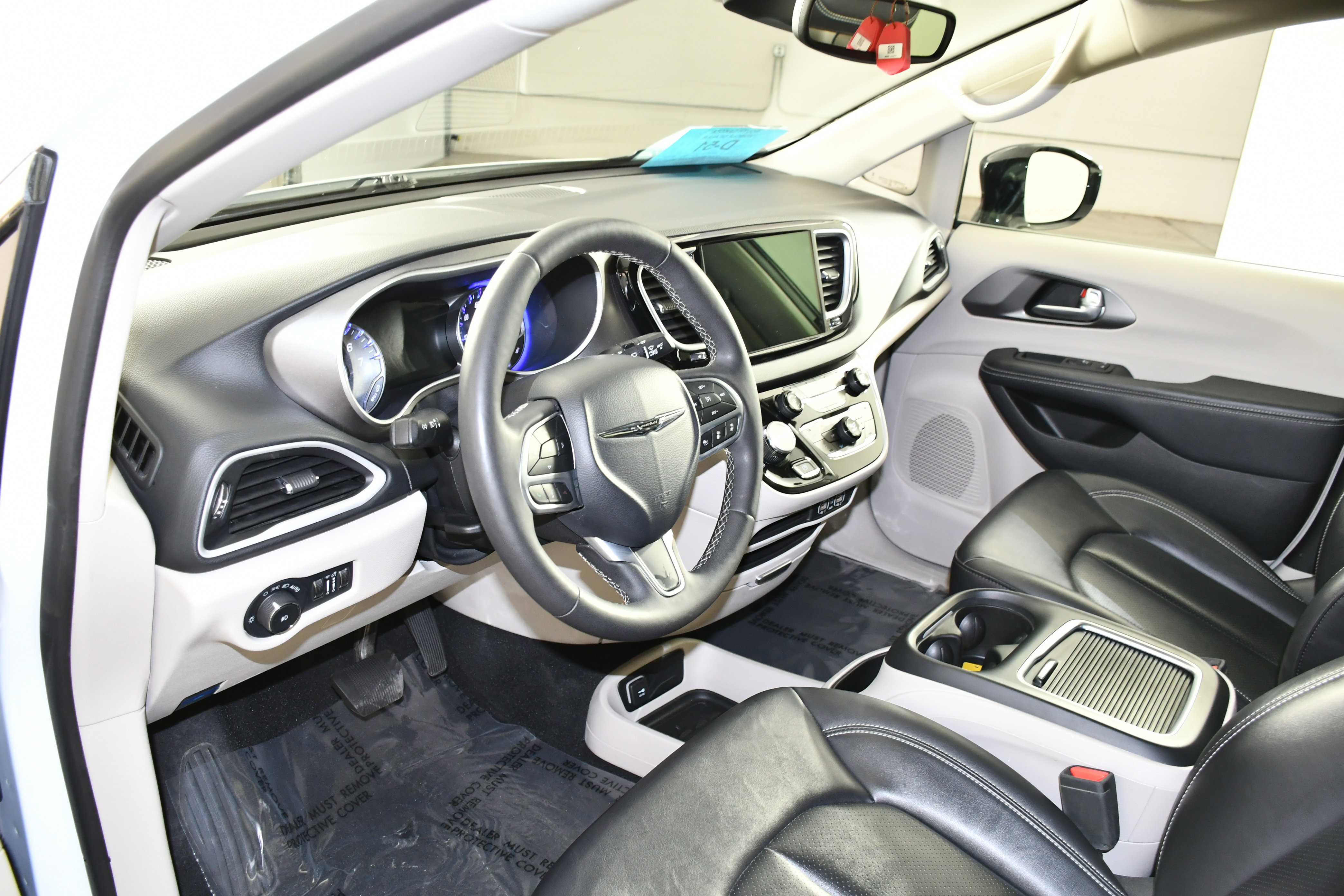 Used 2024 Chrysler Pacifica Touring-L image 2