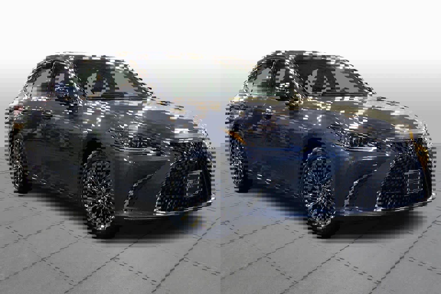 Used 2025 Lexus ES 300h w/ Luxury Package image 2