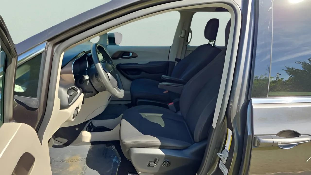 Used 2017 Chrysler Pacifica Touring image 23