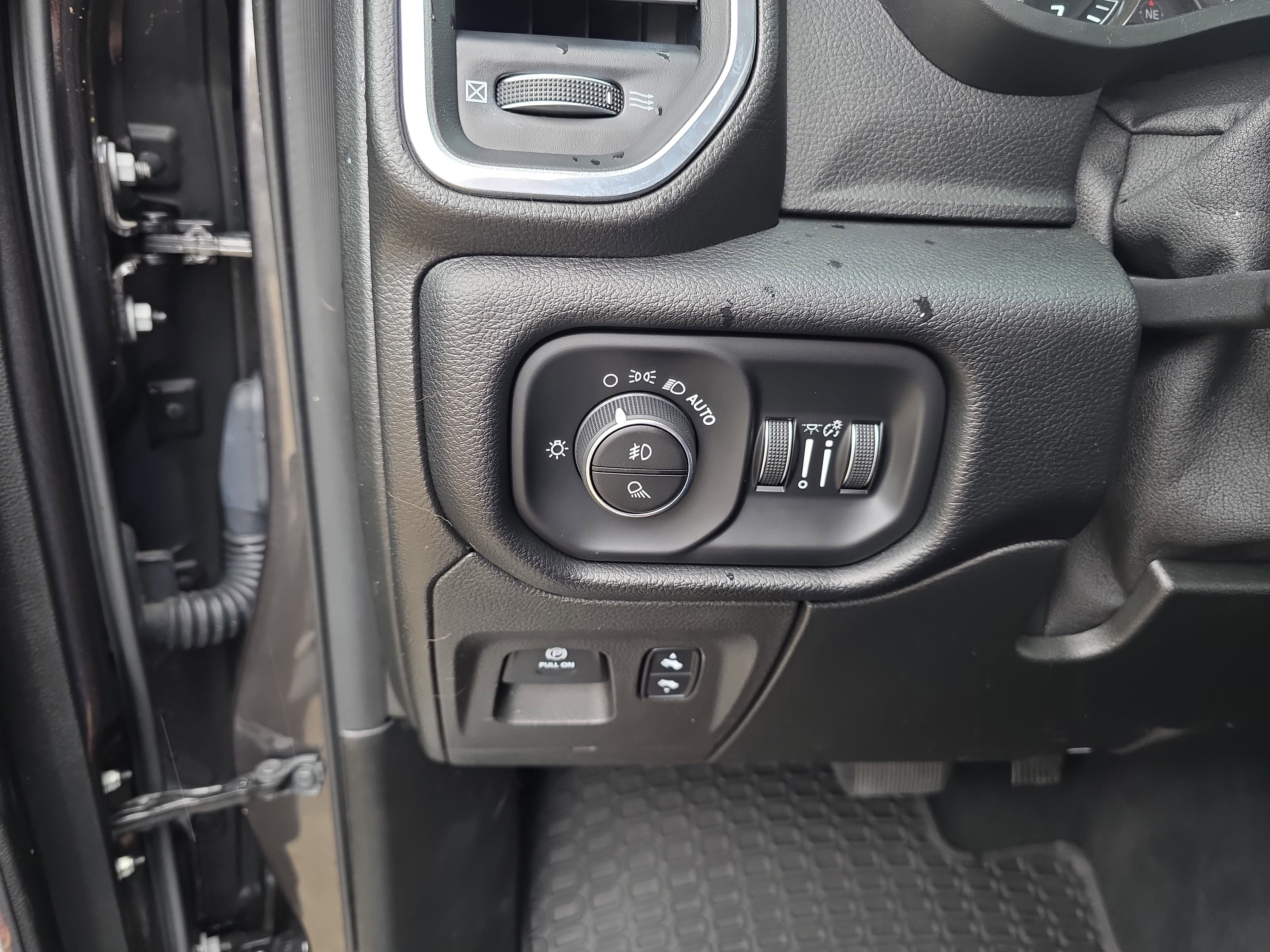 Used 2019 RAM 1500 Laramie AWD/4WD image 24