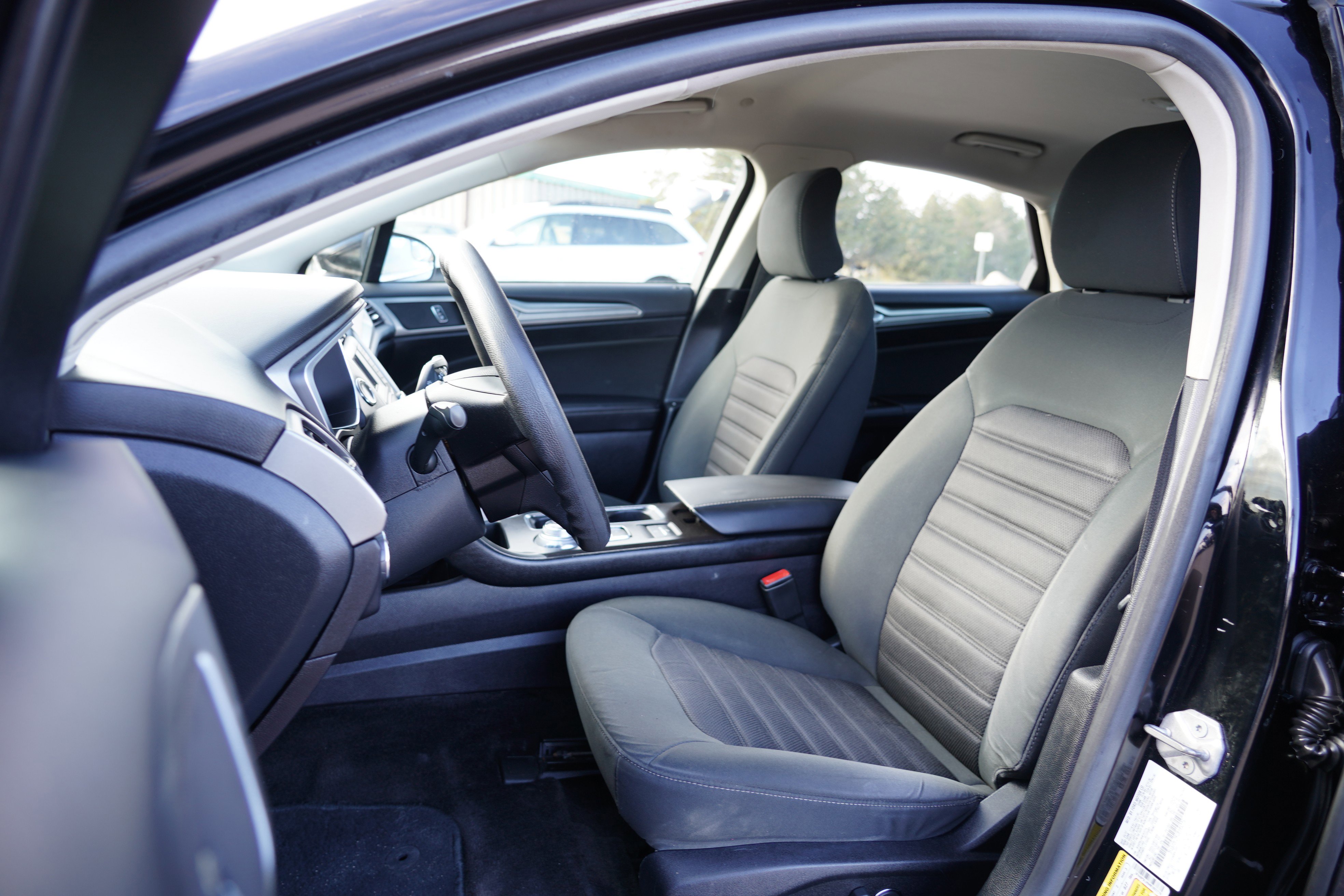 Used 2017 Ford Fusion SE image 12