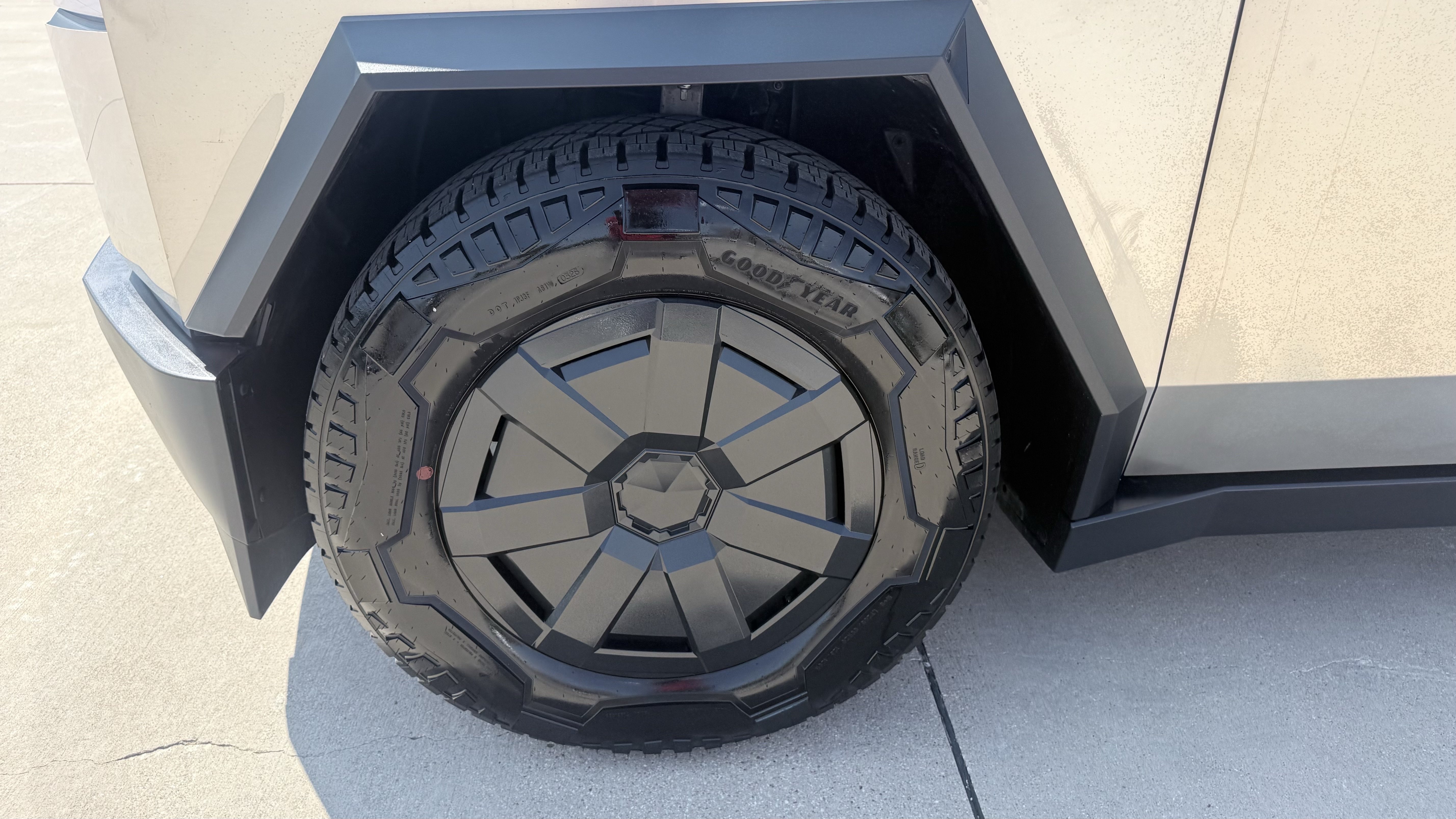 Used 2025 Tesla Cybertruck AWD Crew Cab image 19