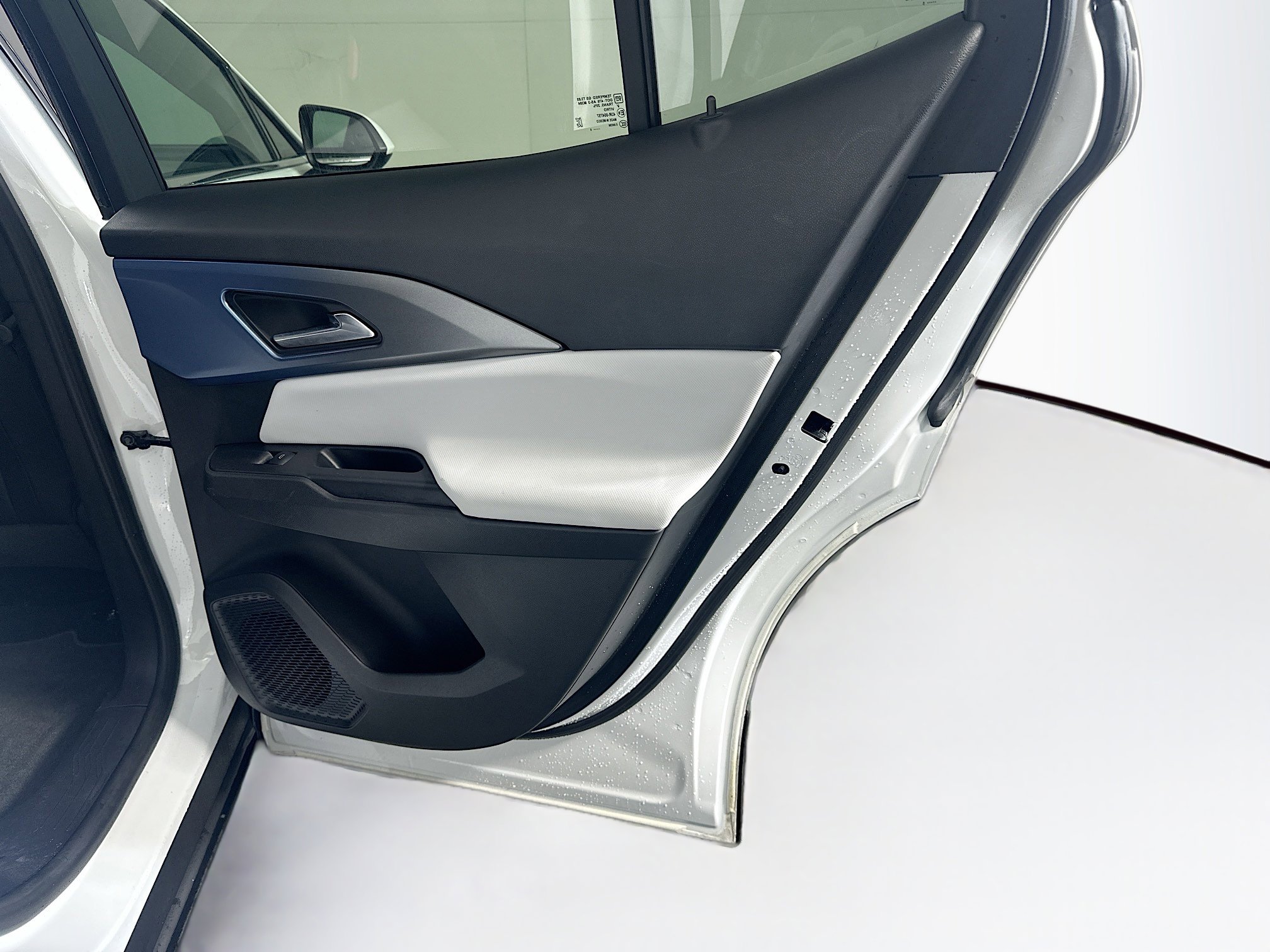 Used 2025 Chevrolet Equinox EV LT FWD image 32