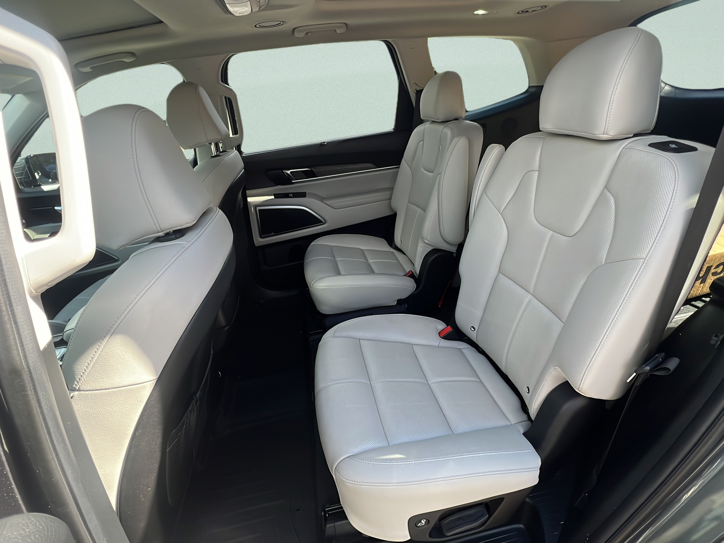 Certified 2022 Kia Telluride SX w/ Towing Package FWD image 10