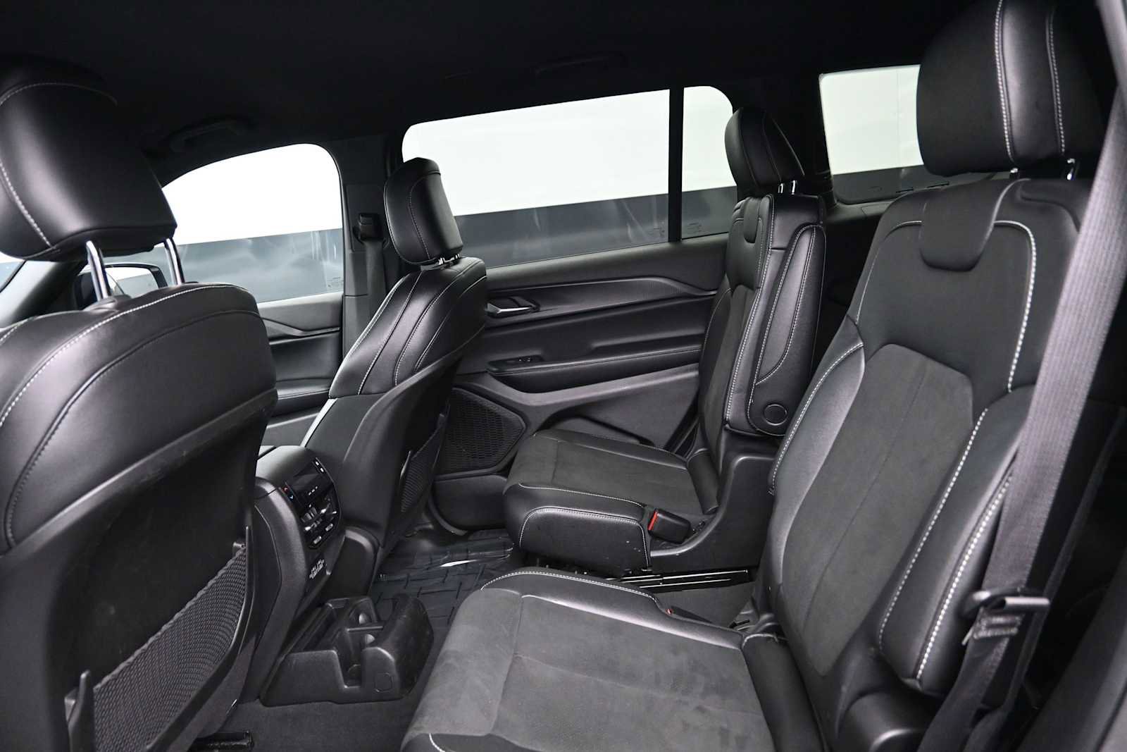 Used 2024 Jeep Grand Cherokee L Laredo RWD image 14