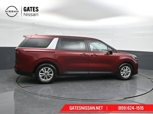 Used 2023 Kia Carnival LX image 3