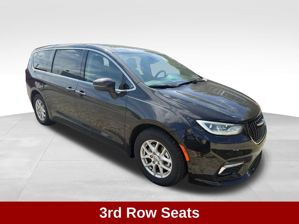 Used 2023 Chrysler Pacifica Touring-L FWD image 9