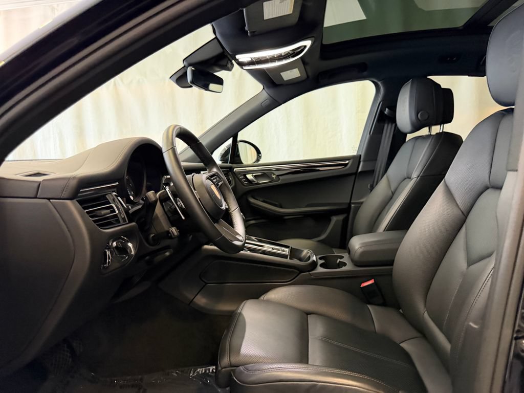 Certified 2026 Porsche Macan AWD/4WD image 5