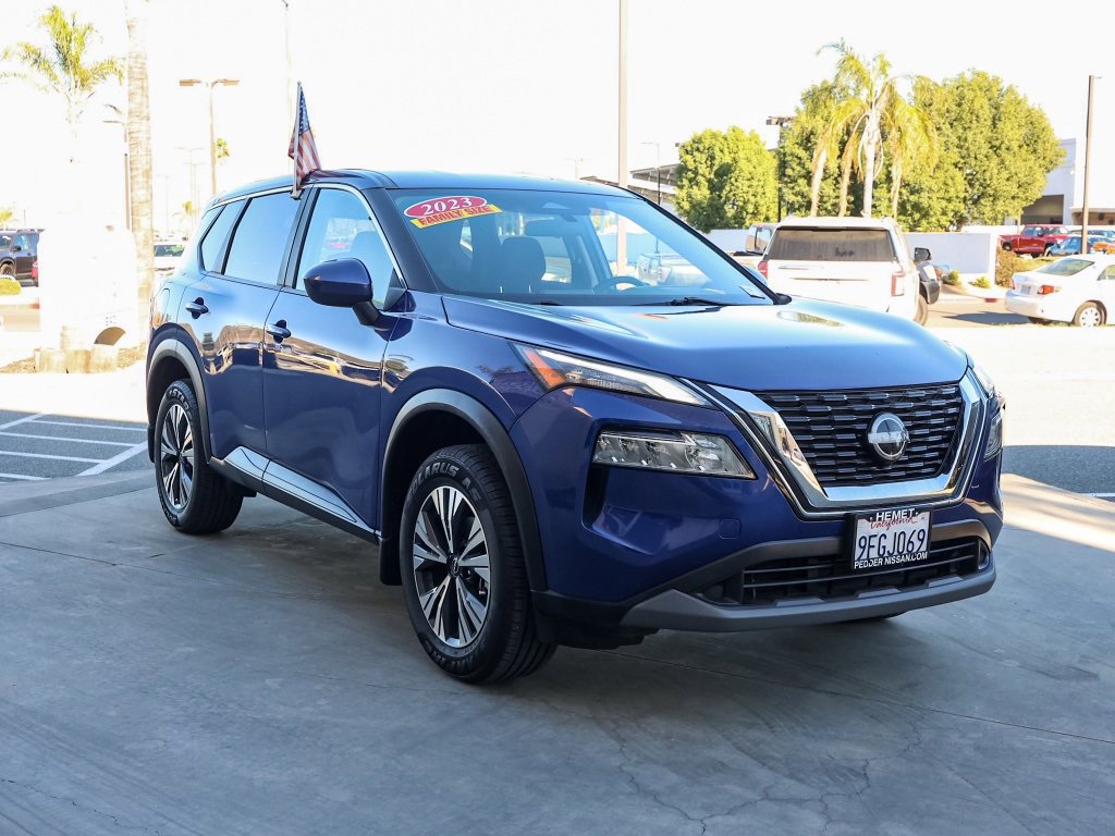 Used 2023 Nissan Rogue SV image 2