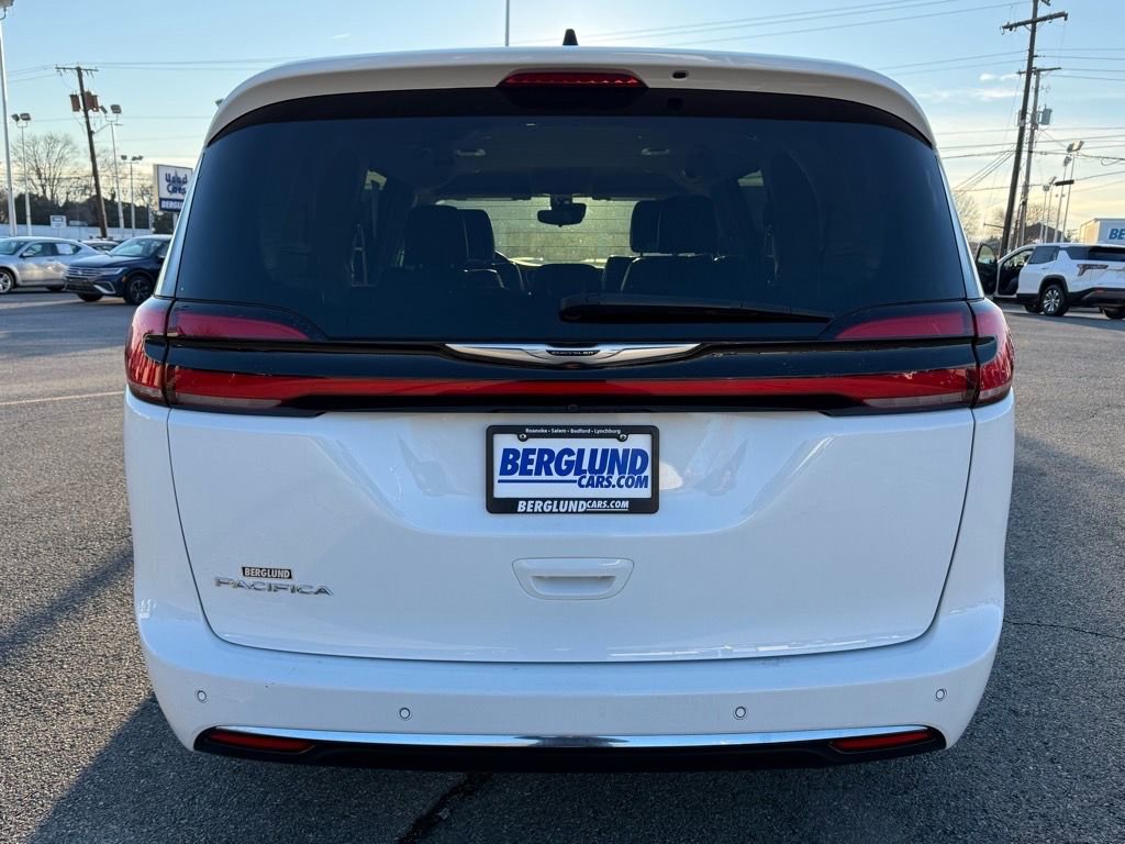 Used 2024 Chrysler Pacifica Touring-L image 5