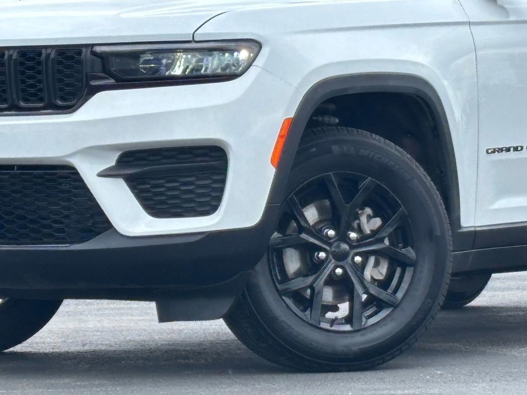 Used 2025 Jeep Grand Cherokee Altitude AWD/4WD image 2