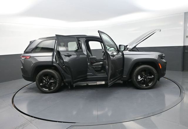 Used 2025 Jeep Grand Cherokee Limited w/ Black Appearance Package AWD/4WD image 47