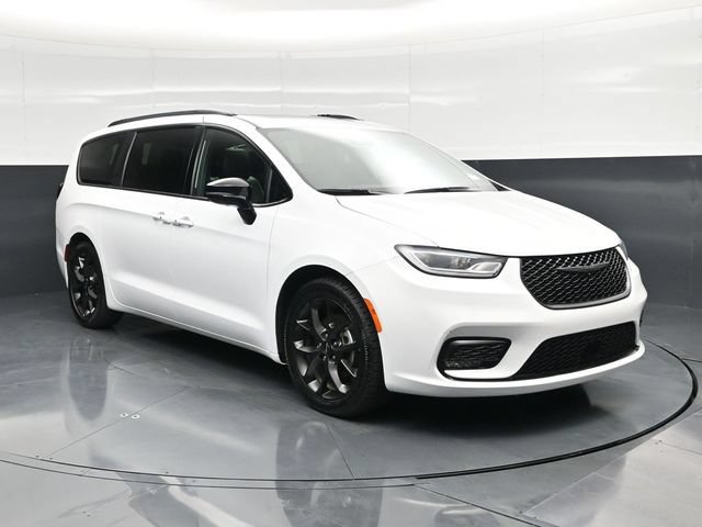 Used 2025 Chrysler Pacifica Limited FWD image 6