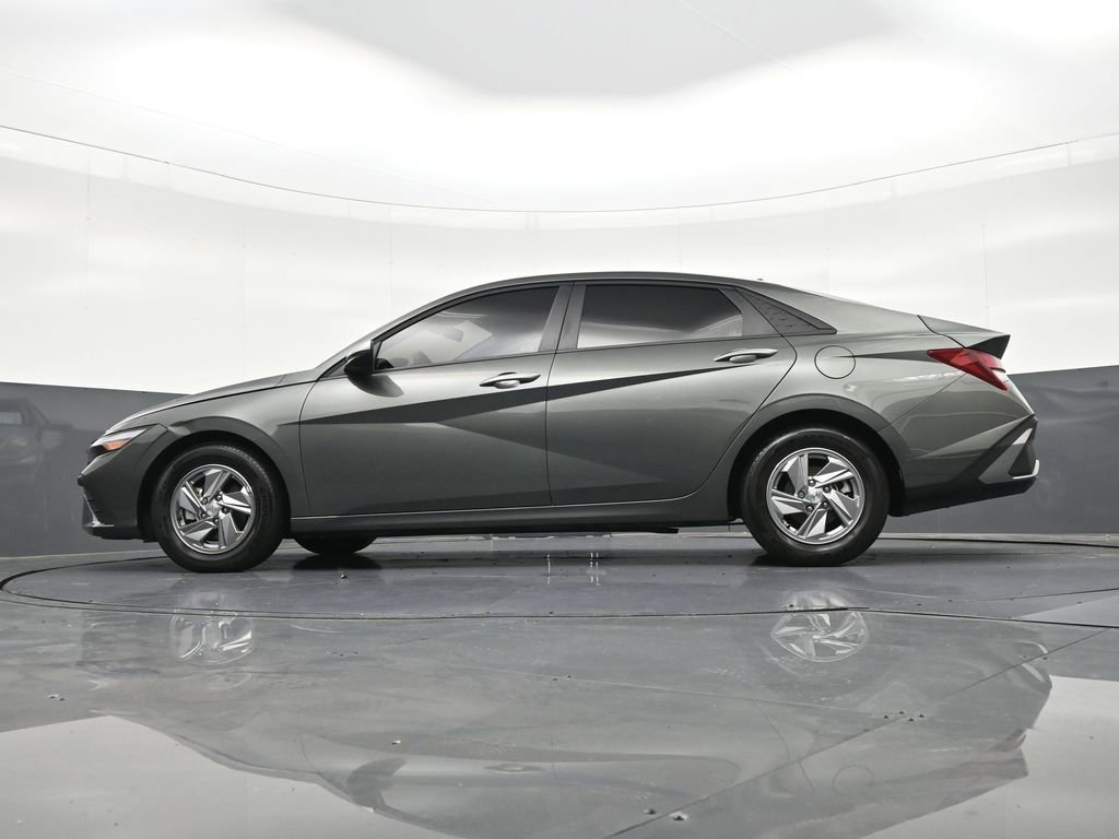 Used 2025 Hyundai Elantra SE image 24