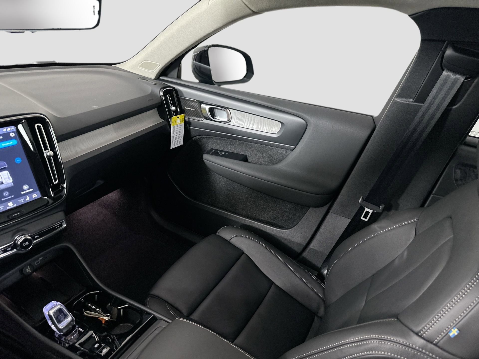 New 2026 Volvo XC40 B4 Plus w/ Climate Package image 25