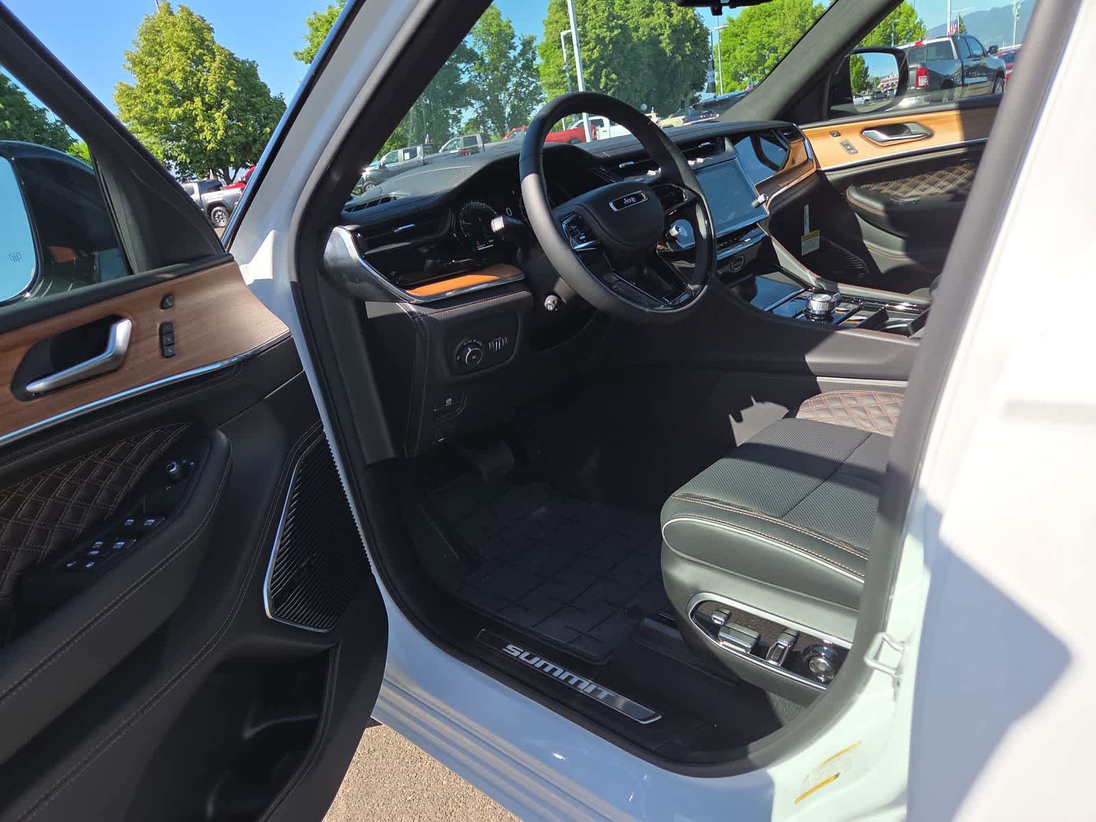 New 2026 Jeep Grand Cherokee Summit AWD/4WD image 10