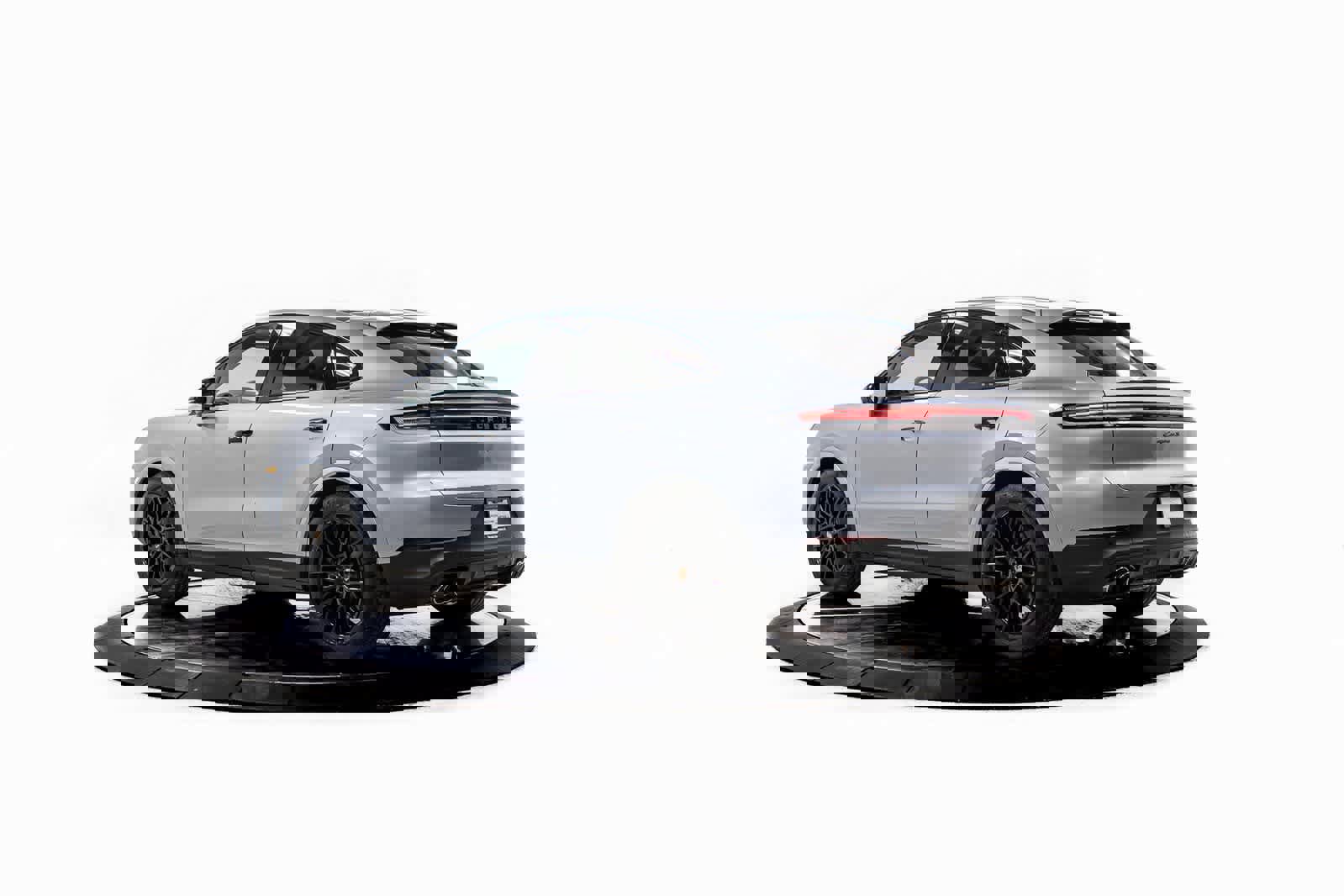 Certified 2025 Porsche Cayenne S image 3