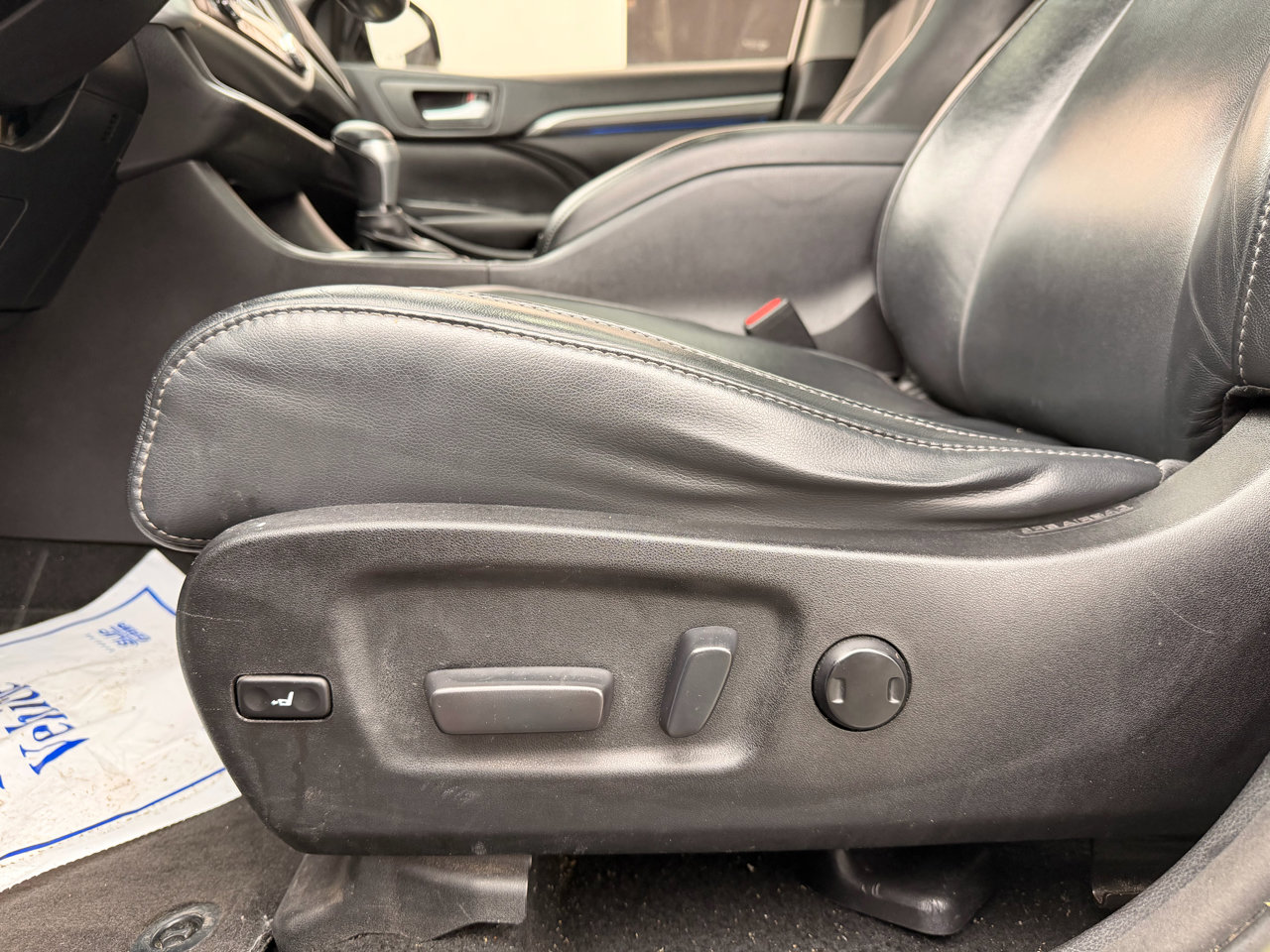 Used 2017 Toyota Highlander SE w/ Carpet Mat Package image 21