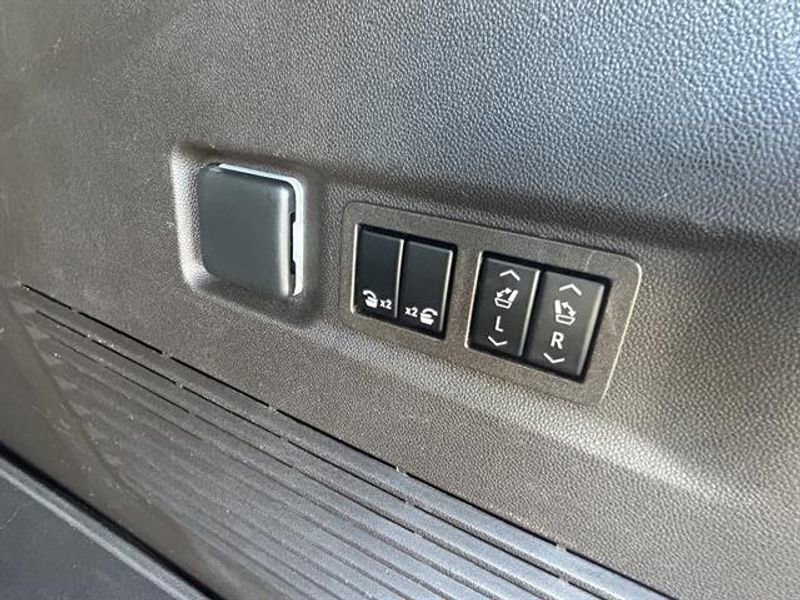 Used 2021 GMC Yukon XL Denali w/ Denali Premium Package image 12