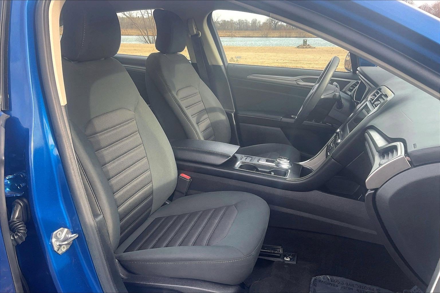 Used 2017 Ford Fusion SE w/ Fusion SE Technology Package image 8