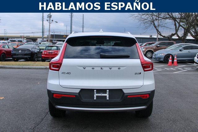 Used 2025 Volvo XC40 B5 Plus image 4