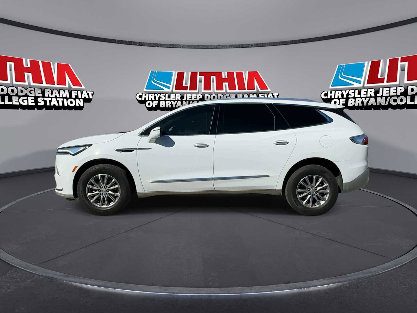 Used 2024 Buick Enclave Essence image 5