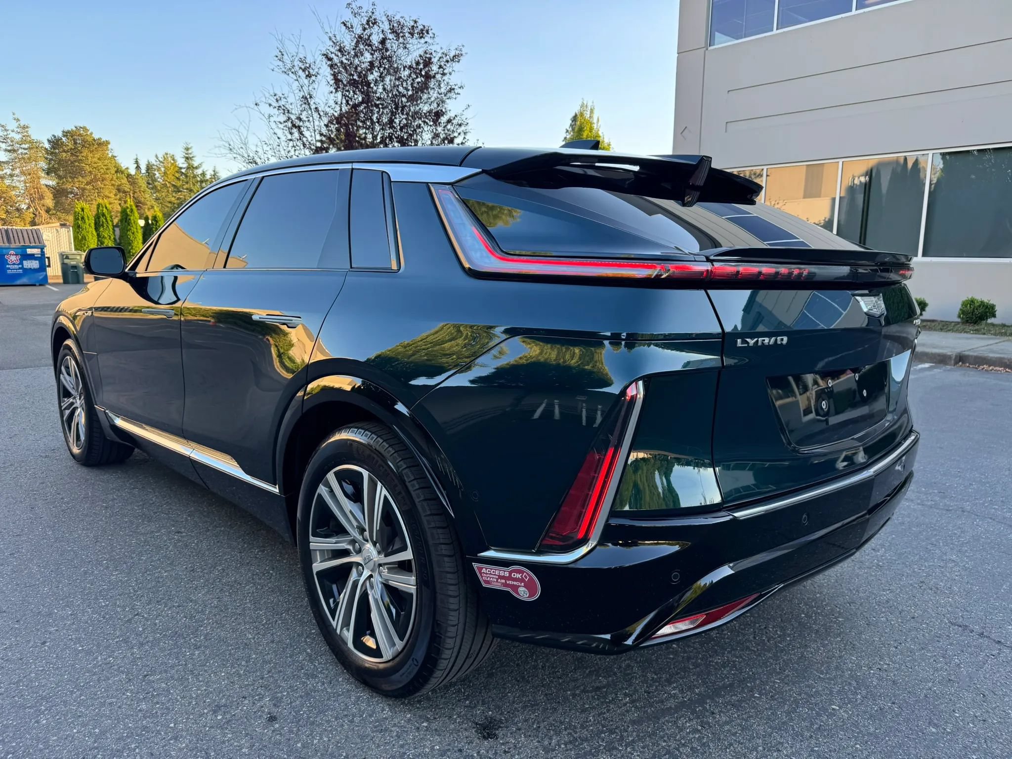 Used 2024 Cadillac Lyriq Luxury AWD/4WD image 8