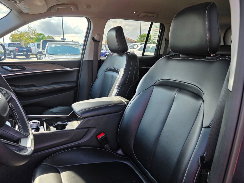 Used 2024 Jeep Grand Cherokee Limited w/ Black Appearance Package image 10