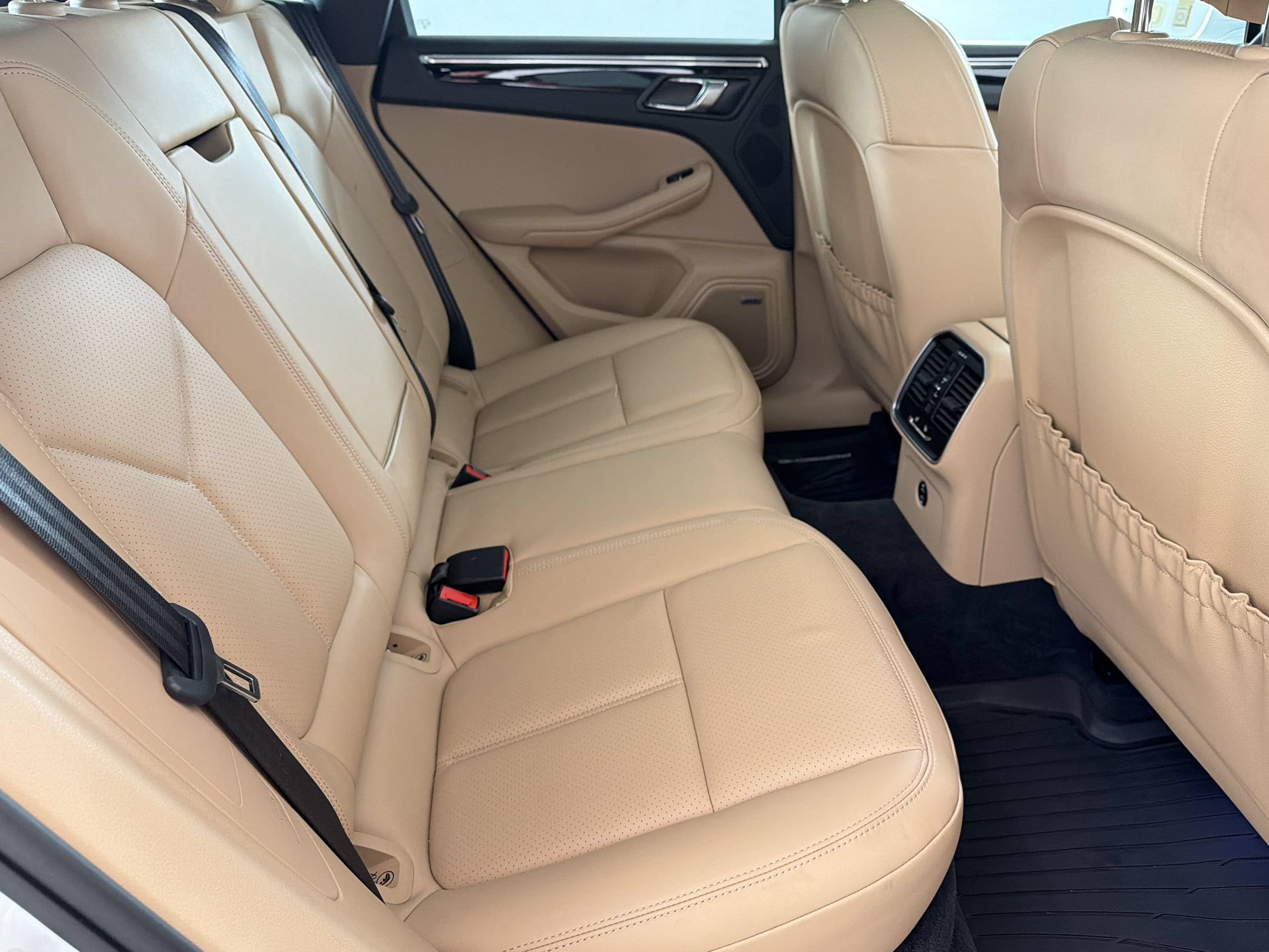 Certified 2025 Porsche Macan AWD/4WD image 31