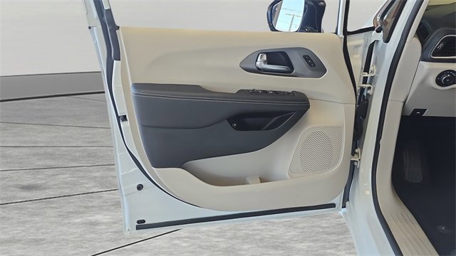 Used 2024 Chrysler Pacifica Select image 12