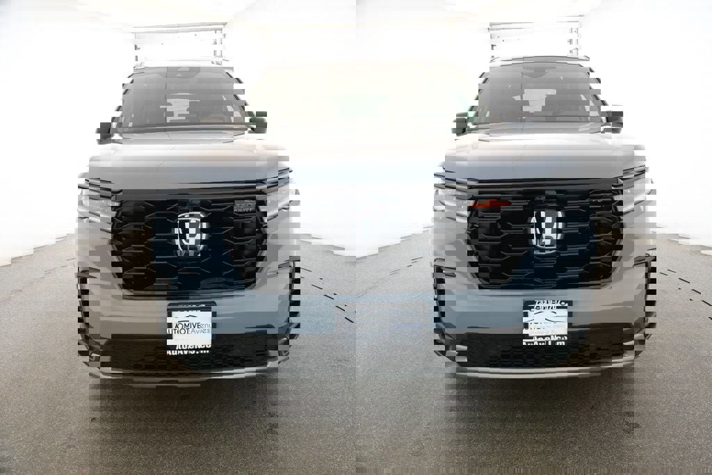 Used 2025 Honda Pilot TrailSport image 2