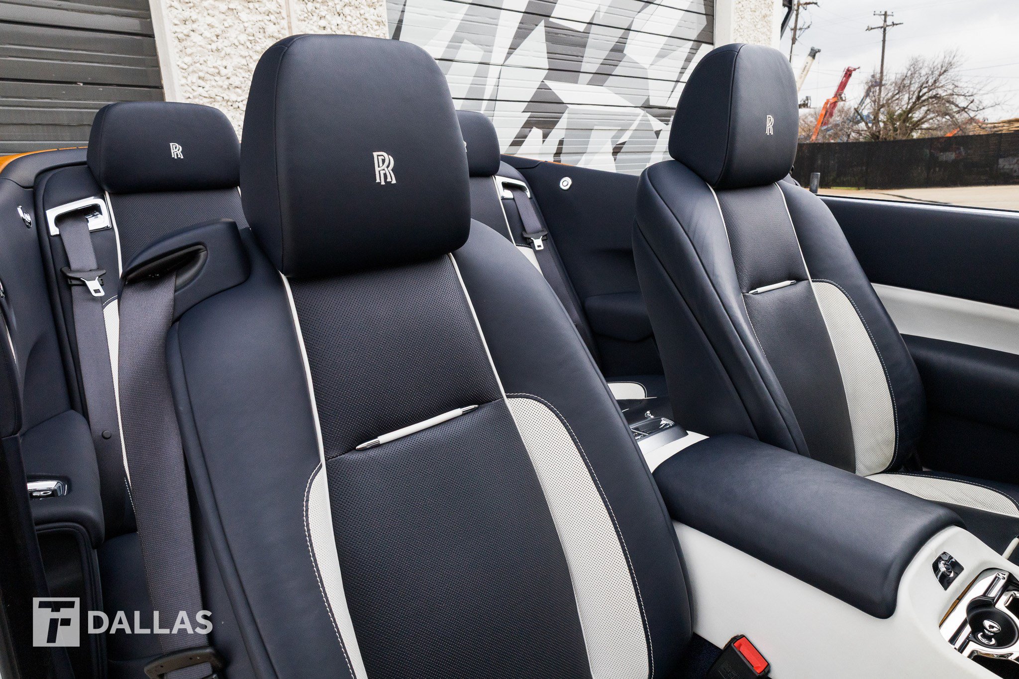 Used 2019 Rolls-Royce Dawn RWD image 37