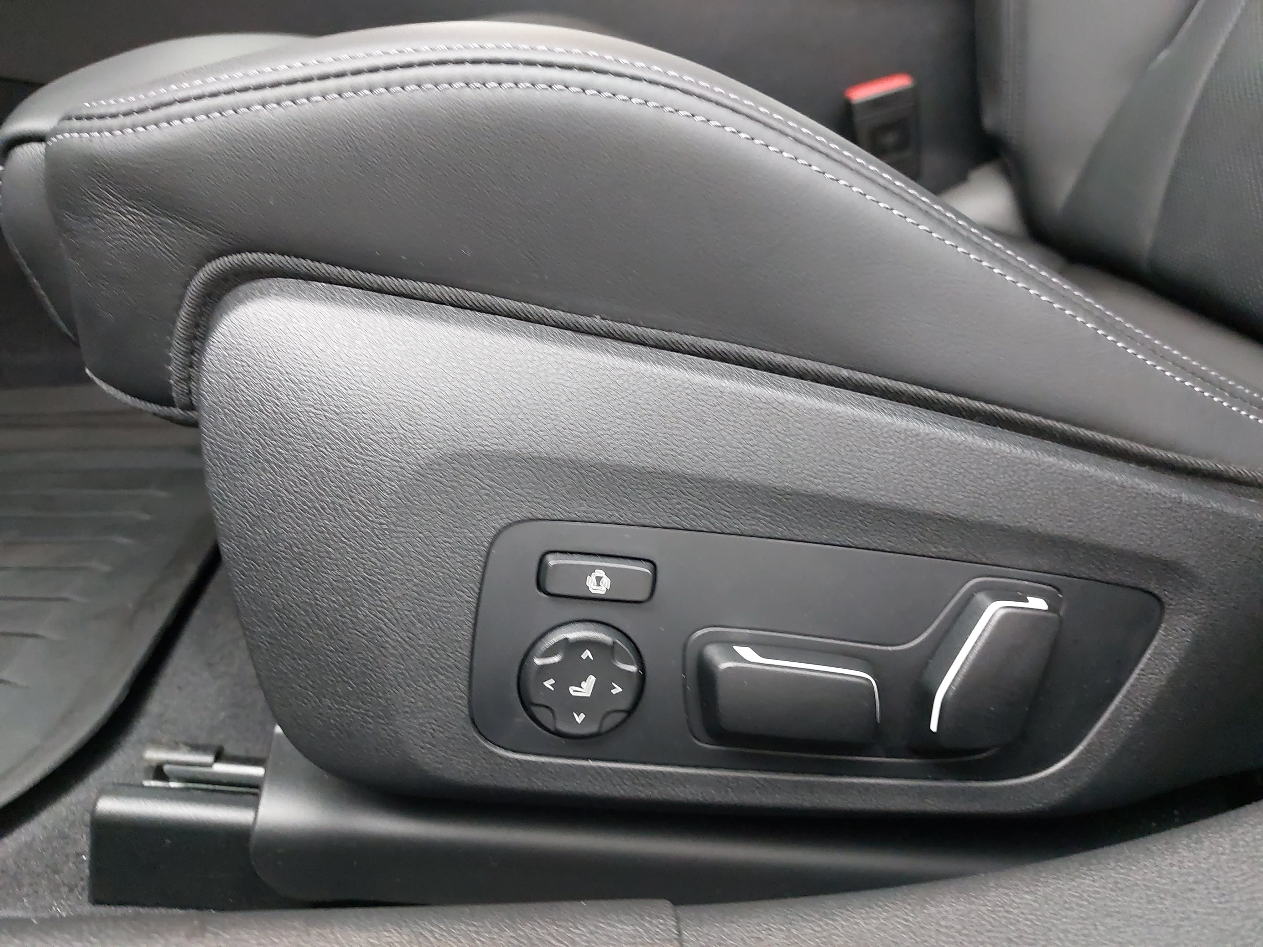 Used 2025 BMW M3 w/ Executive Package RWD image 31