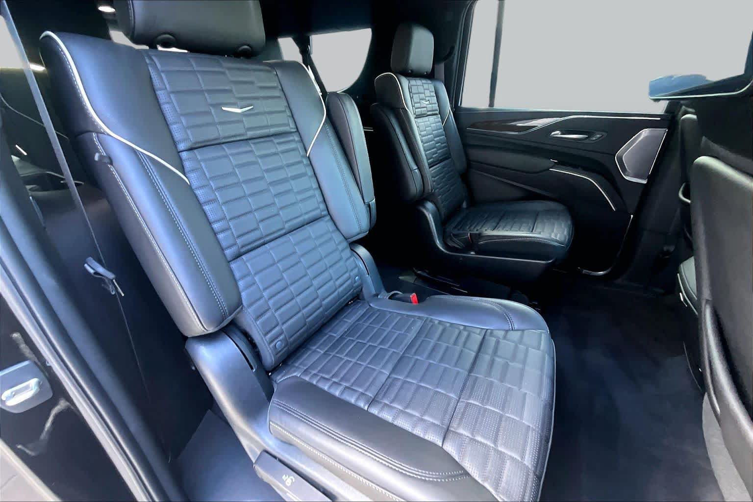 Used 2023 Cadillac Escalade ESV Premium Luxury Platinum AWD/4WD image 18