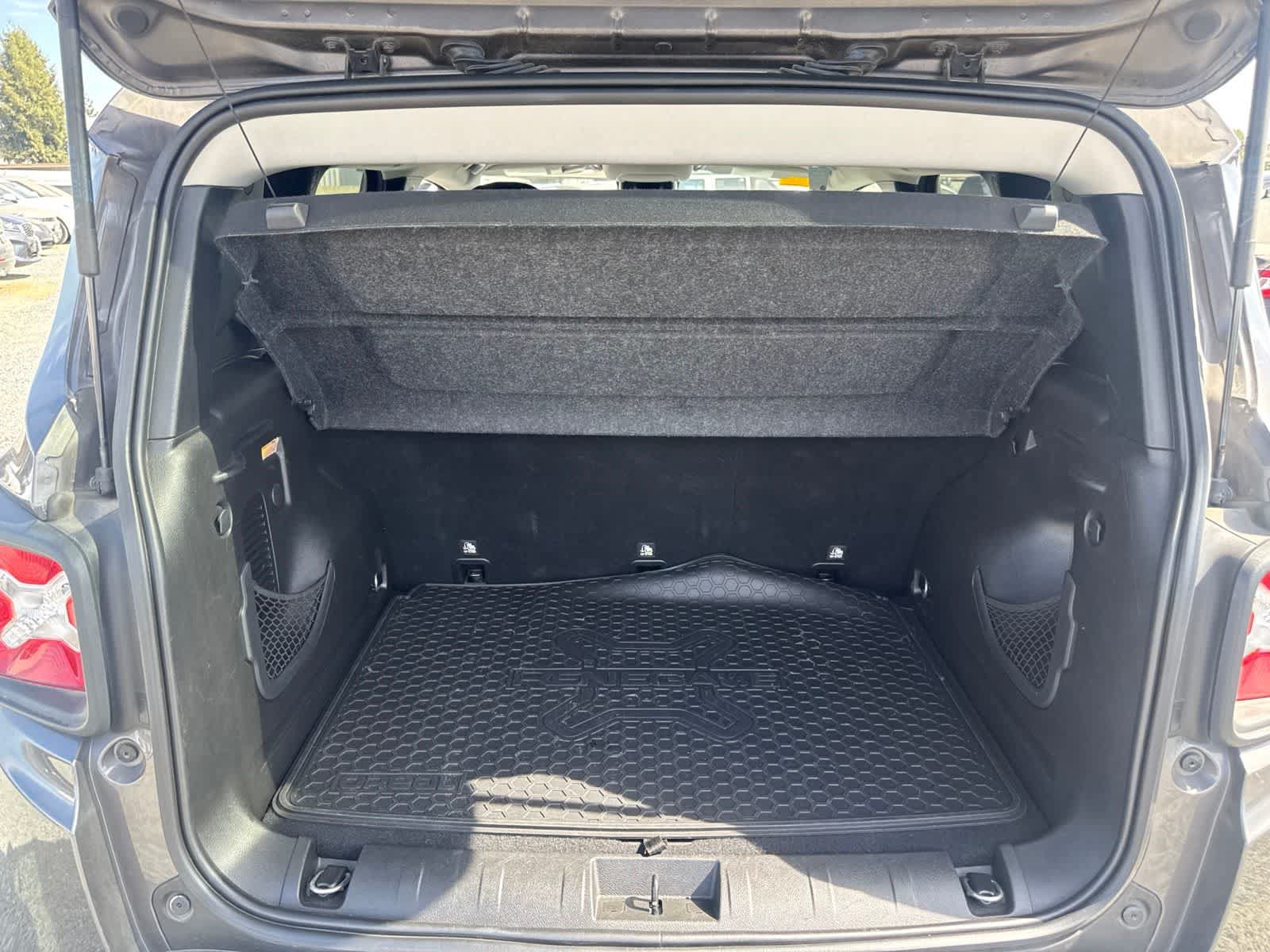 Used 2018 Jeep Renegade Latitude w/ Advanced Technology Group FWD image 15