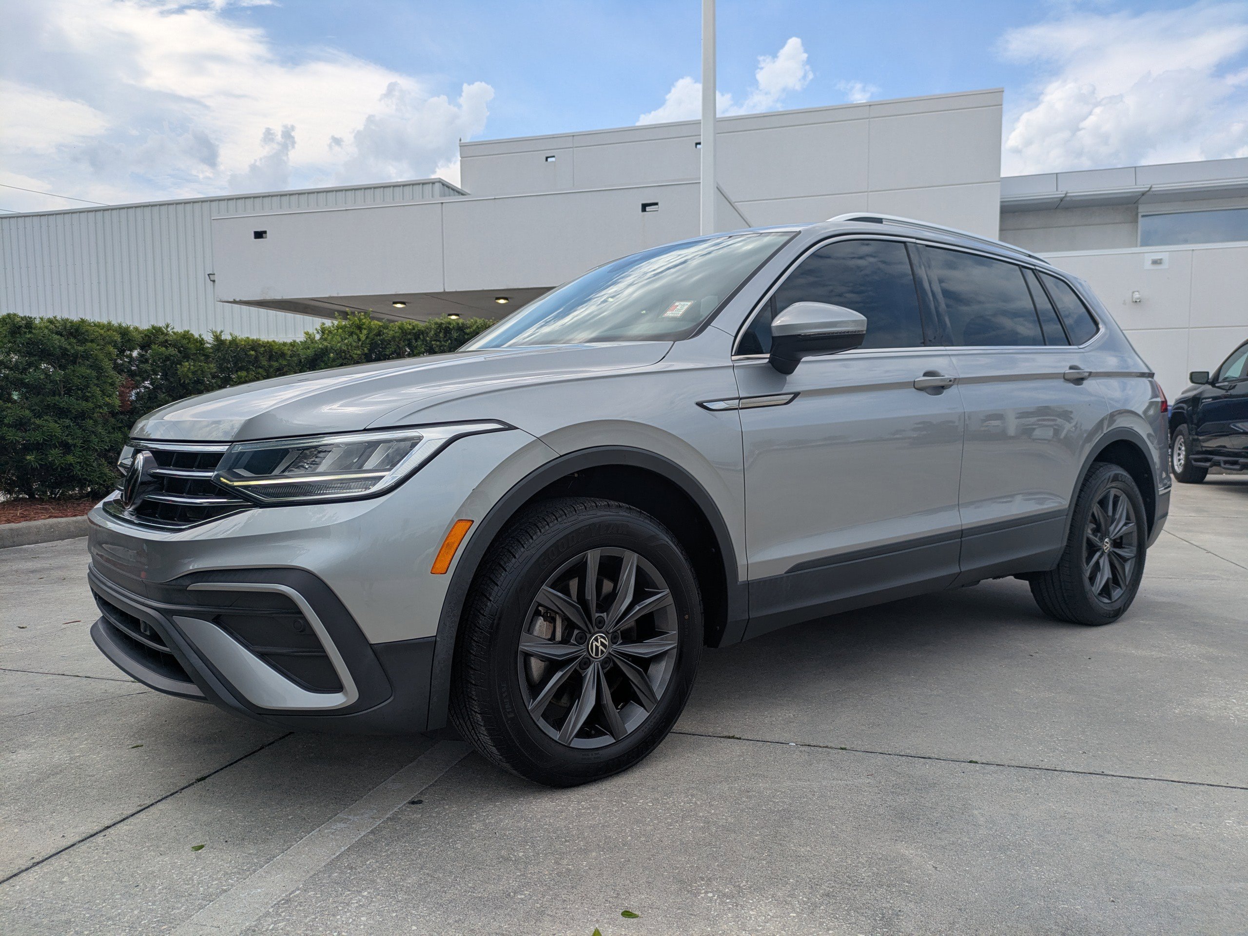 Certified 2023 Volkswagen Tiguan SE FWD image 8