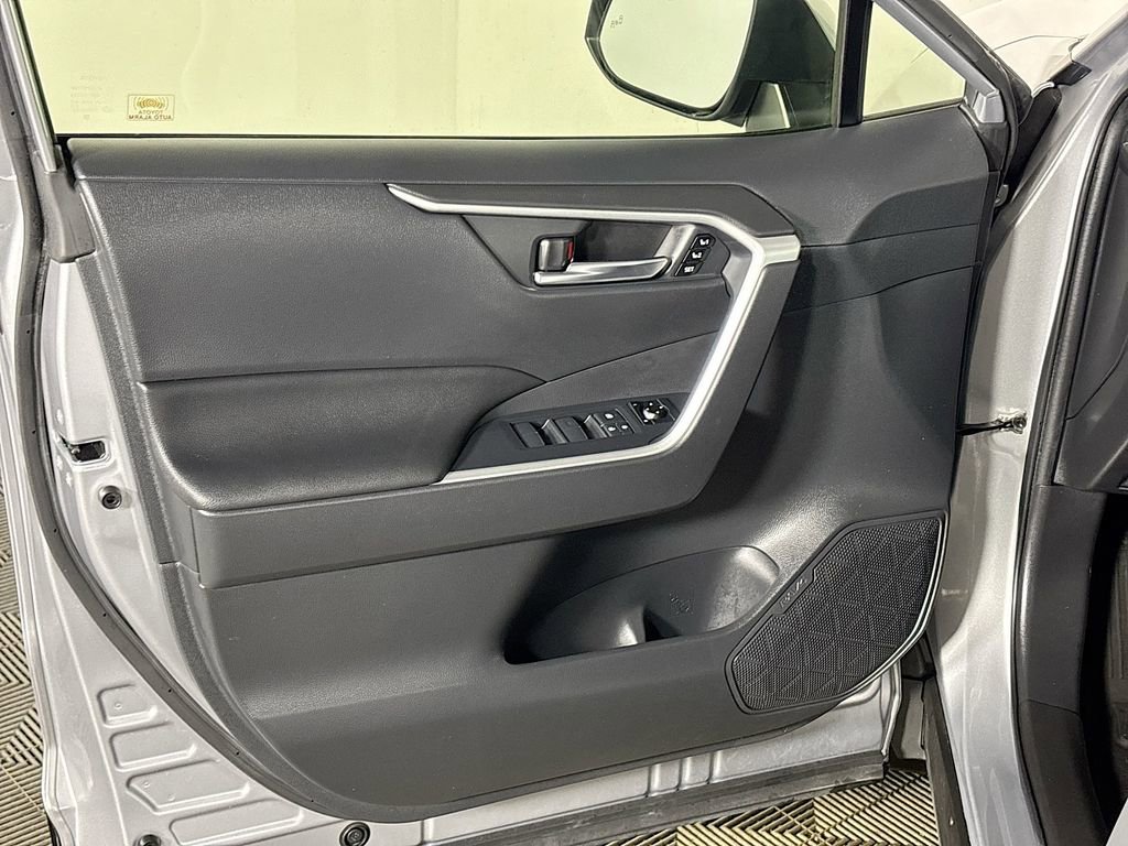 Used 2021 Toyota RAV4 XLE Premium image 10