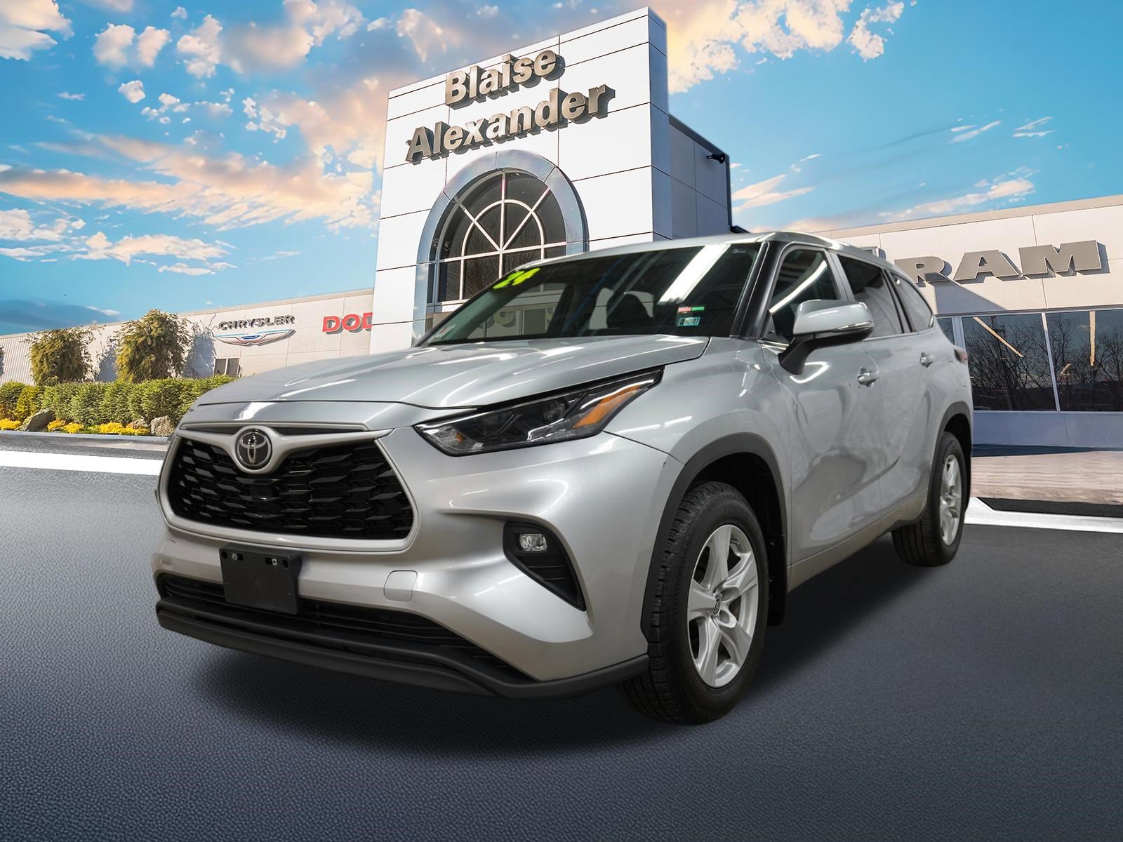 Used 2024 Toyota Highlander LE image 2