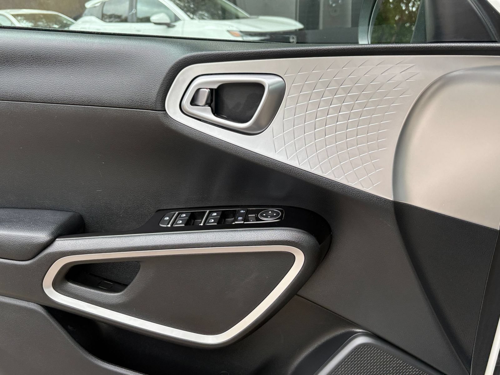 Used 2025 Kia Soul LX w/ LX Technology Package FWD image 18