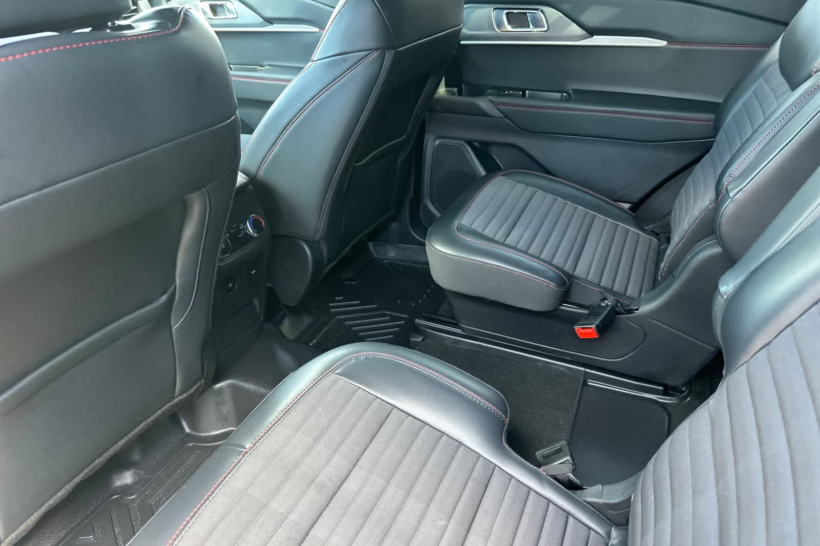 Certified 2025 Ford Explorer ST-Line AWD/4WD image 4