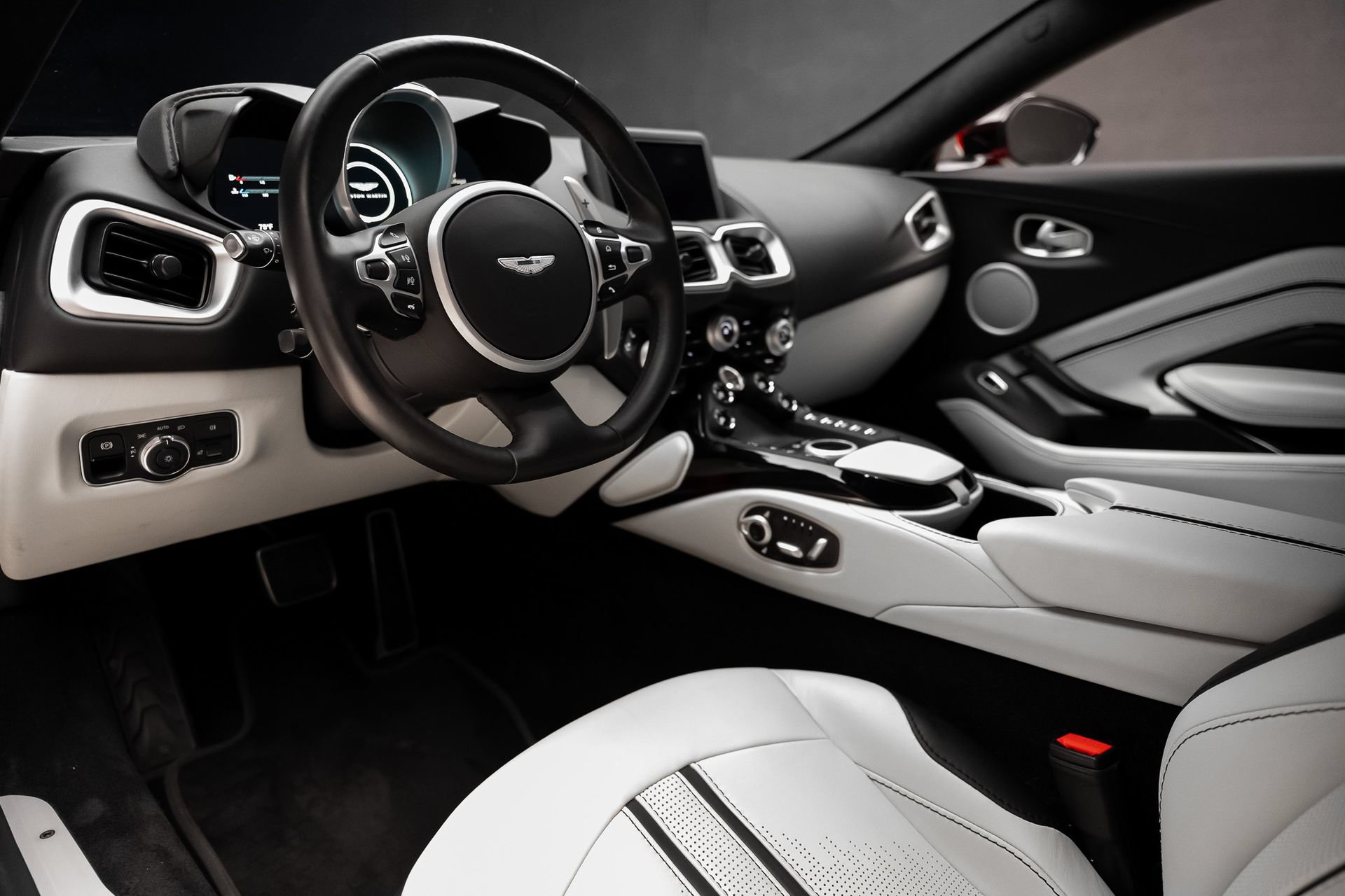 Used 2023 Aston Martin V8 Vantage Coupe RWD image 2