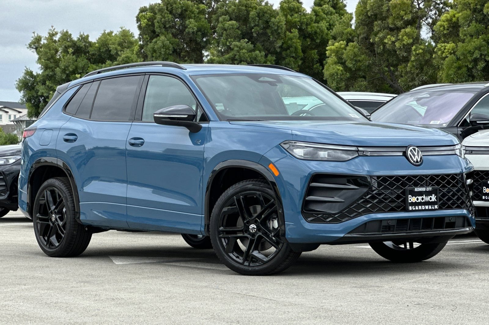 New 2026 Volkswagen Tiguan SE R-Line AWD/4WD image 2