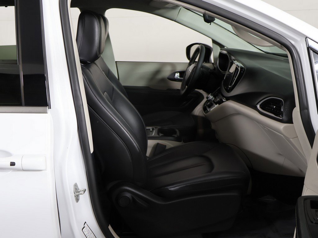 Used 2024 Chrysler Pacifica Touring-L image 24