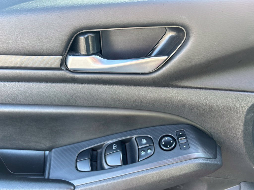Used 2025 Nissan Altima 2.5 SV FWD image 15