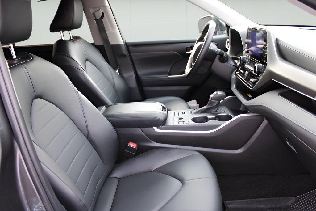 Used 2025 Toyota Highlander XLE AWD/4WD image 26