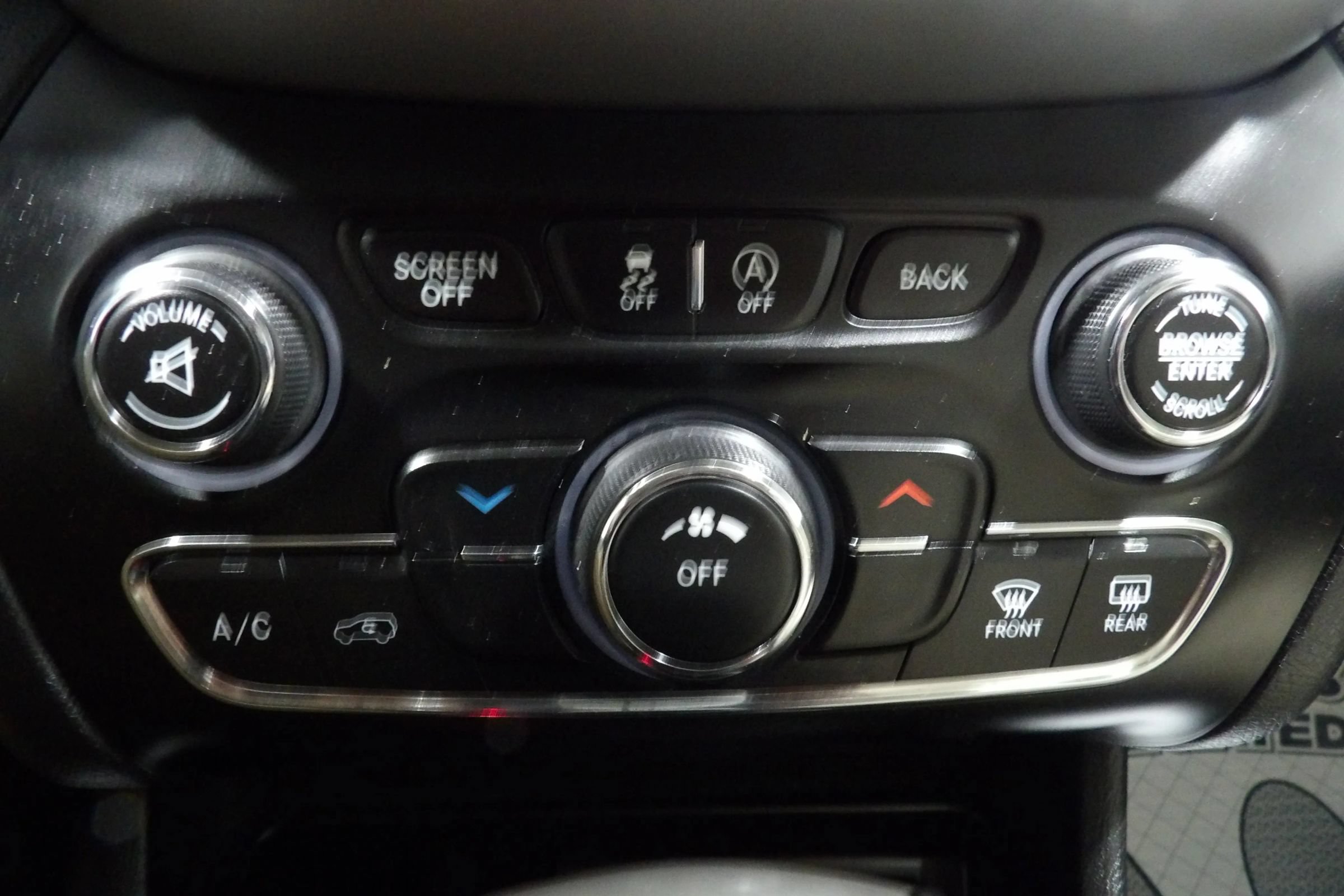 Used 2017 Jeep Cherokee Latitude w/ Safety/Convenience Group AWD/4WD image 18